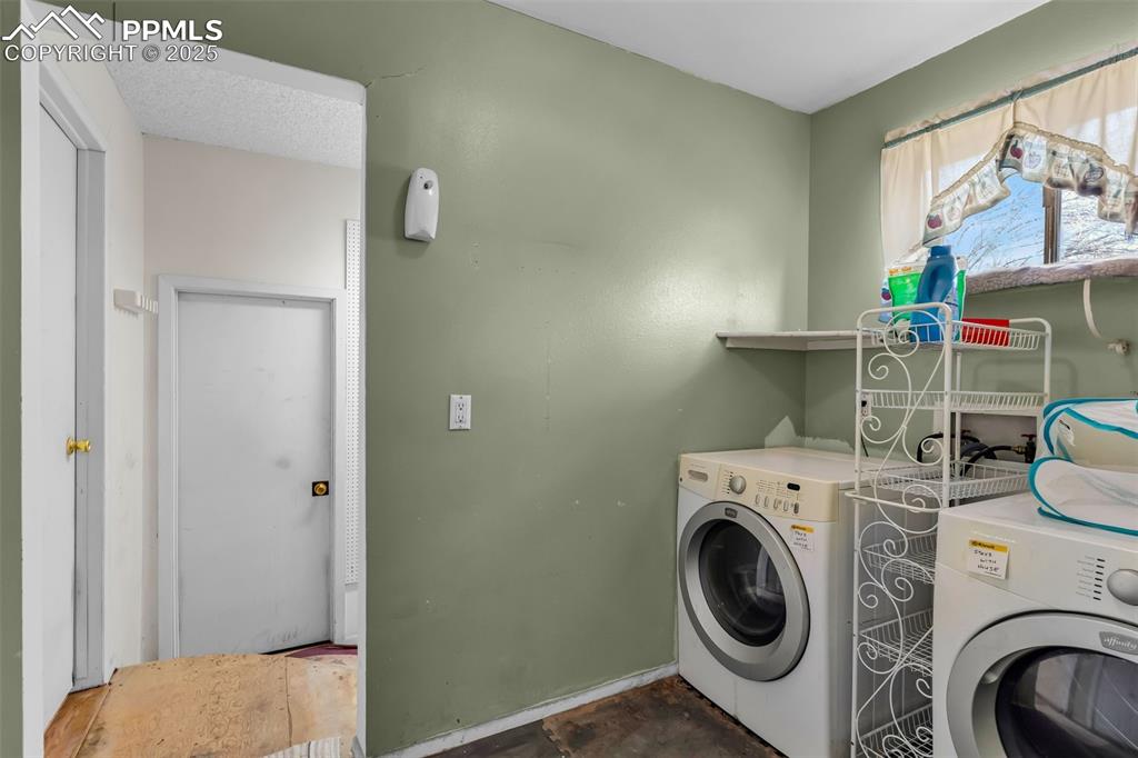 Image 17 of 40: Laundry