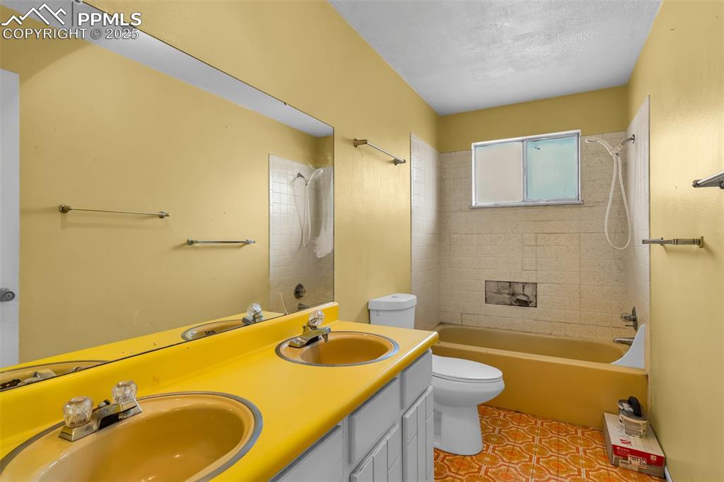 Image 18 of 40: Bathroom