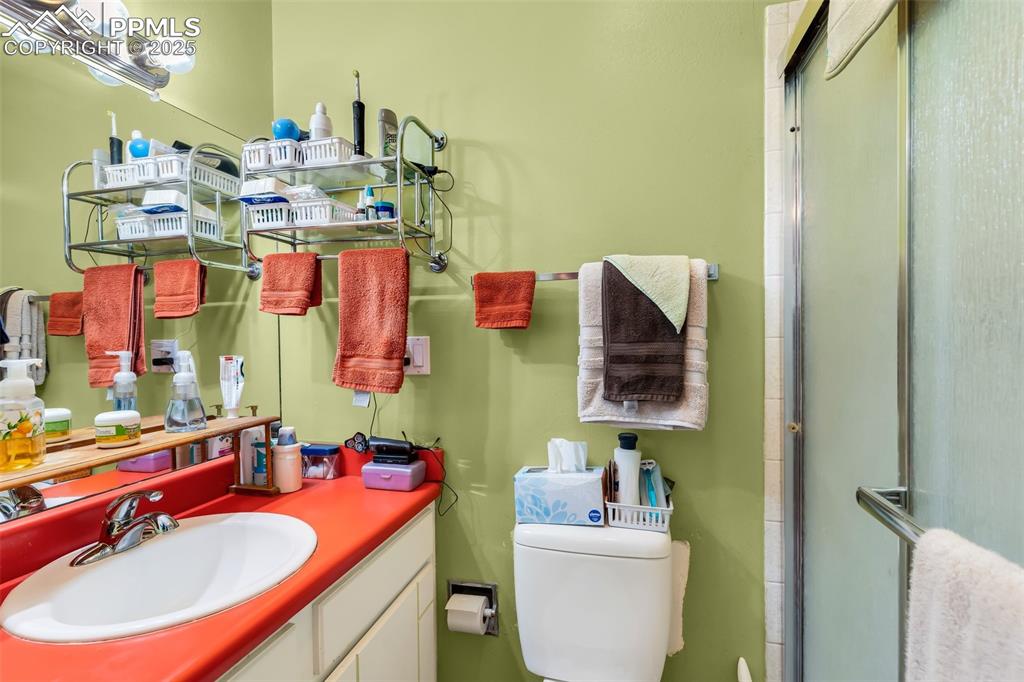 Image 23 of 40: Bathroom