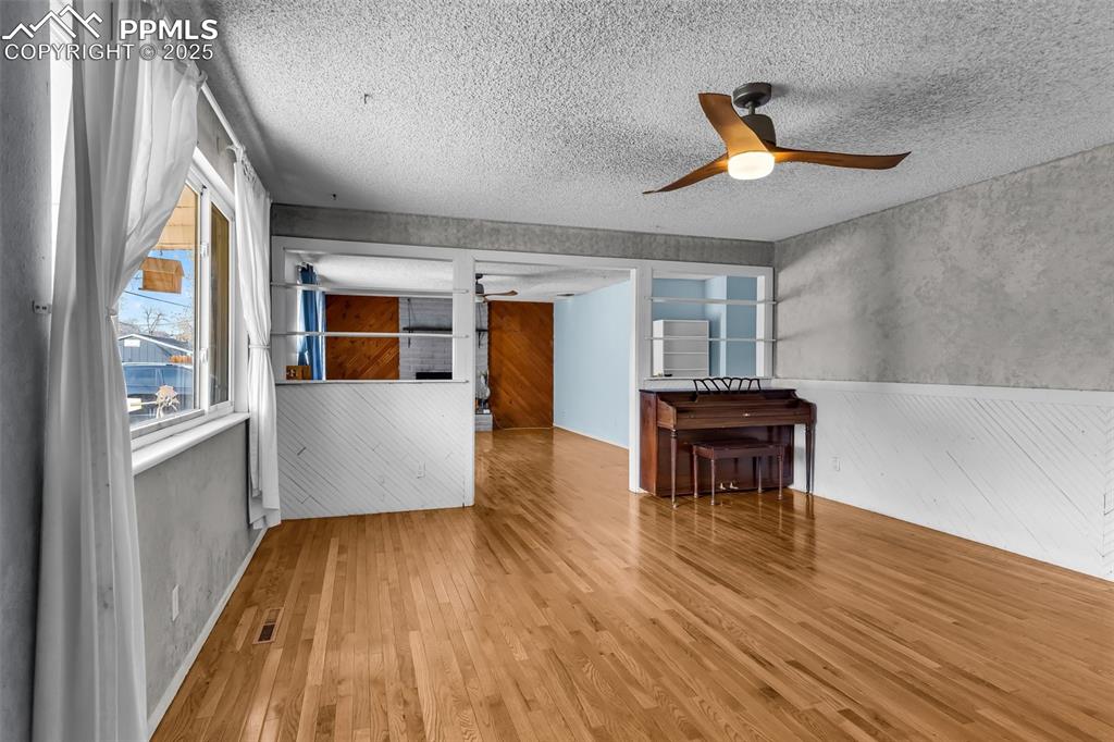 Image 6 of 40: Living Room