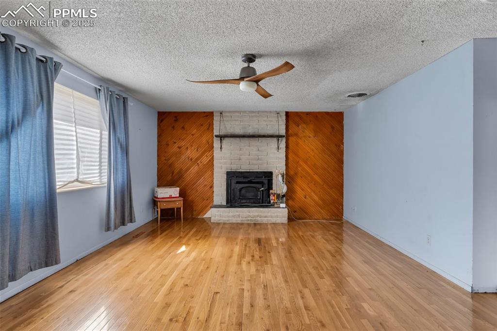 Image 9 of 40: Living Room