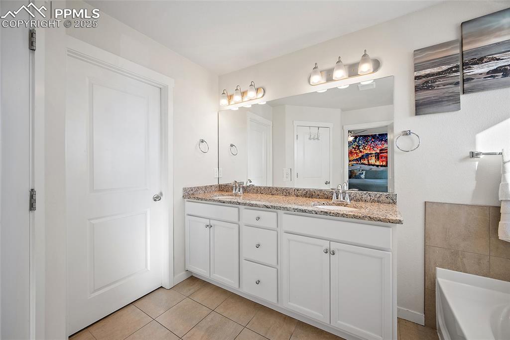 Image 24 of 39: Bathroom