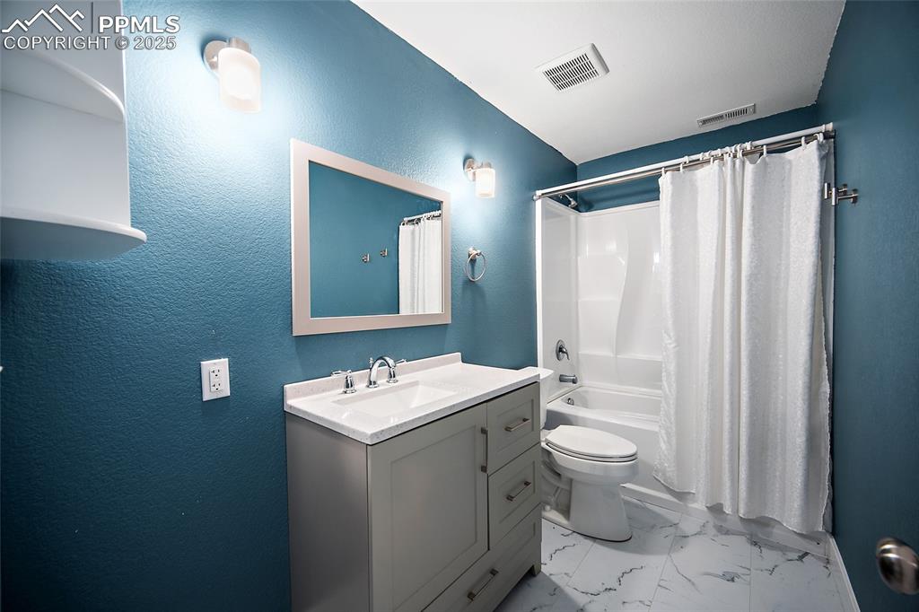 Image 30 of 39: Bathroom