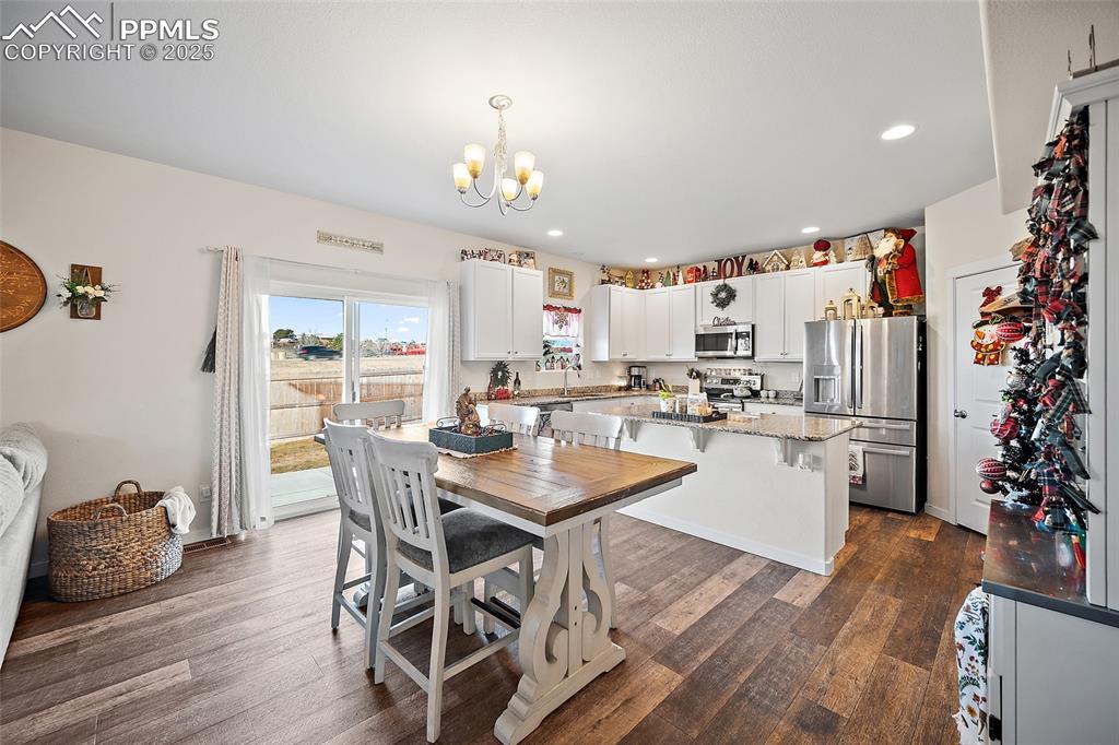 Image 6 of 39: Dining Area