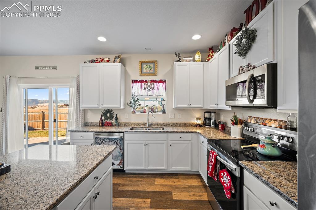 Image 9 of 39: Kitchen