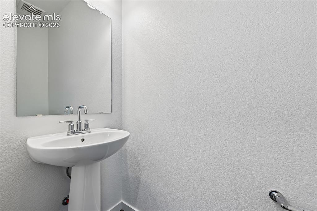 Image 16 of 34: Bathroom