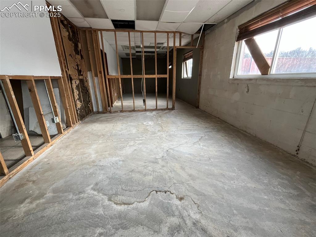 Image 9 of 23: Office Space
