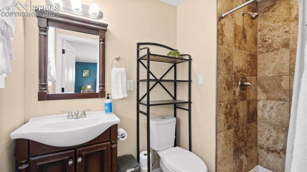 Image 17 of 37: Bathroom