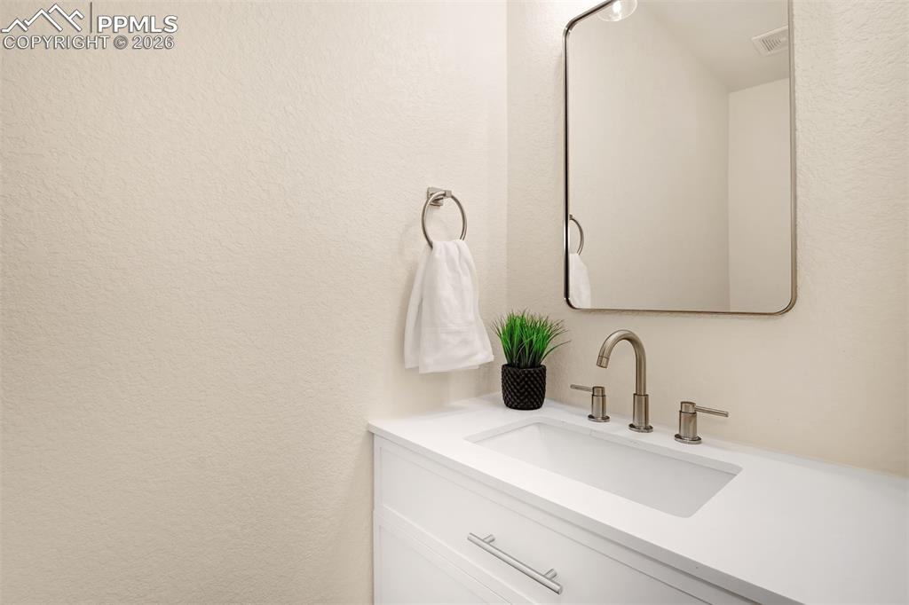 Image 14 of 32: Bathroom