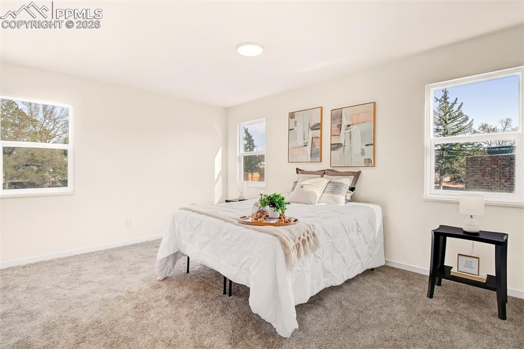 Image 15 of 32: Bedroom