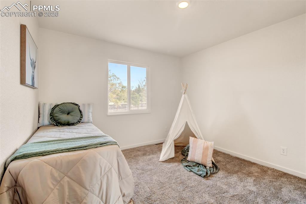 Image 20 of 32: Bedroom