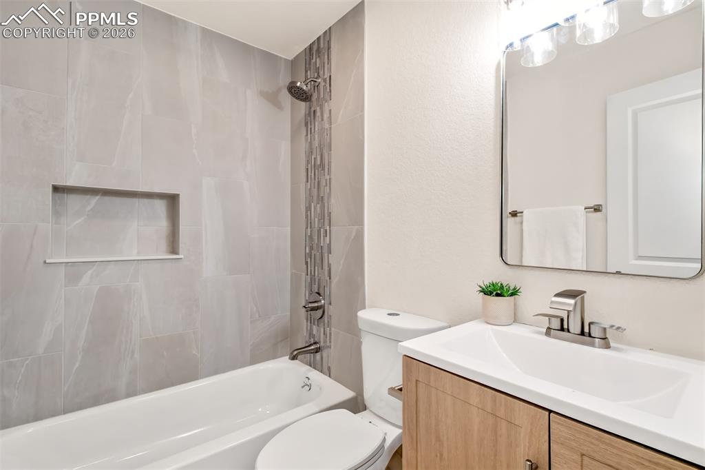 Image 22 of 32: Bathroom