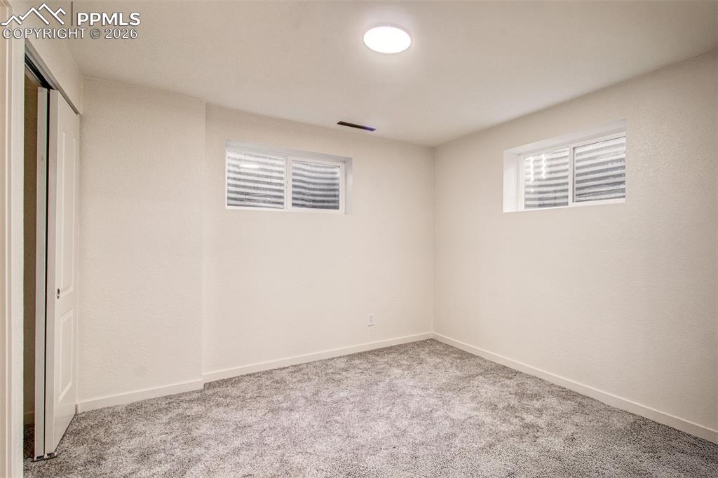 Image 26 of 32: Bedroom