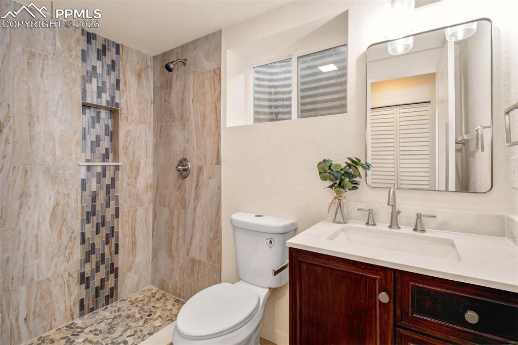 Image 28 of 32: Bathroom