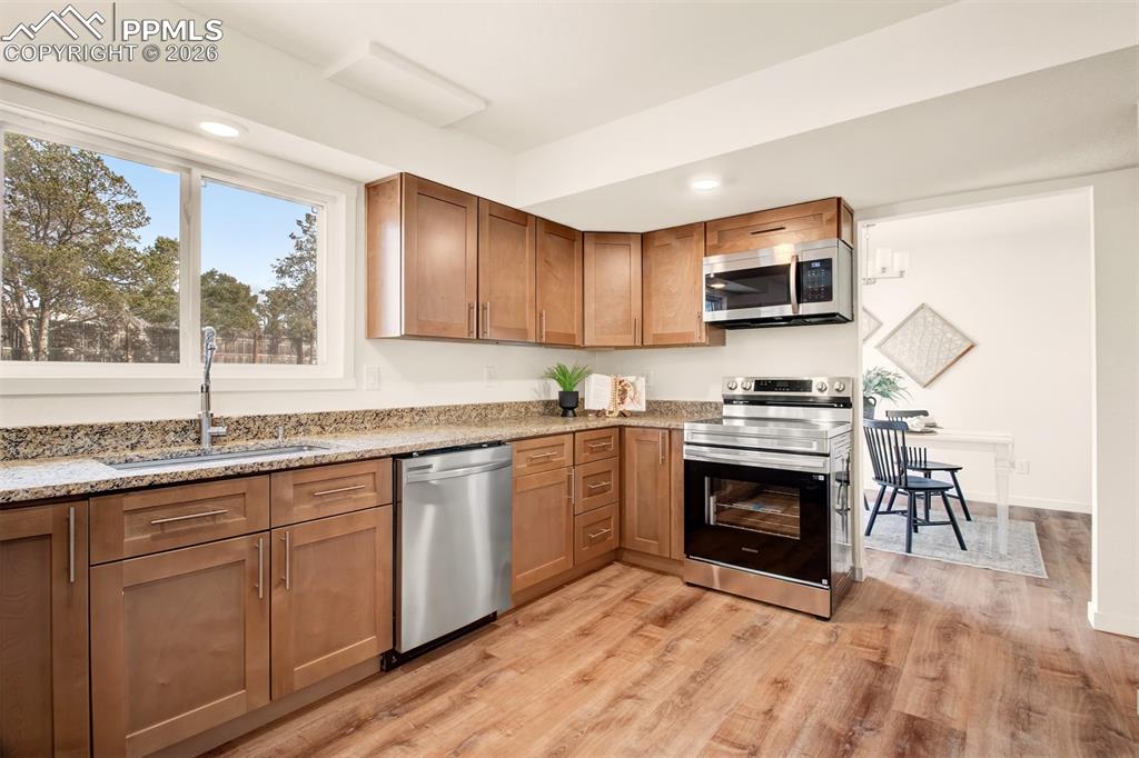 Image 6 of 32: Kitchen