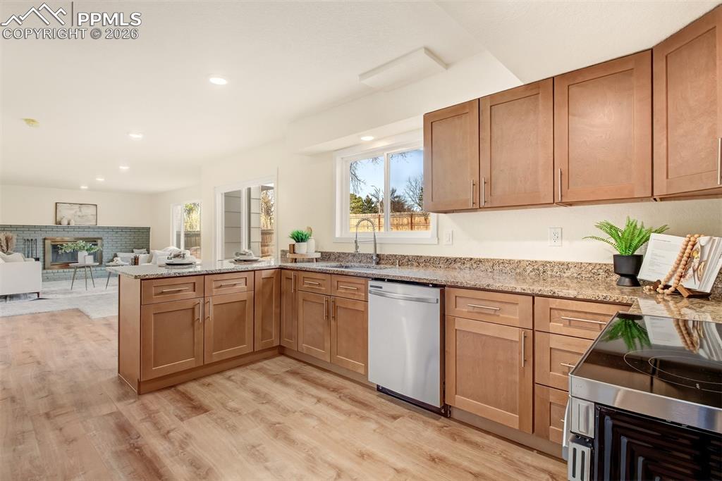 Image 9 of 32: Kitchen