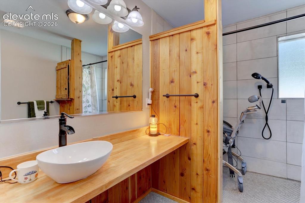 Image 13 of 28: Bathroom