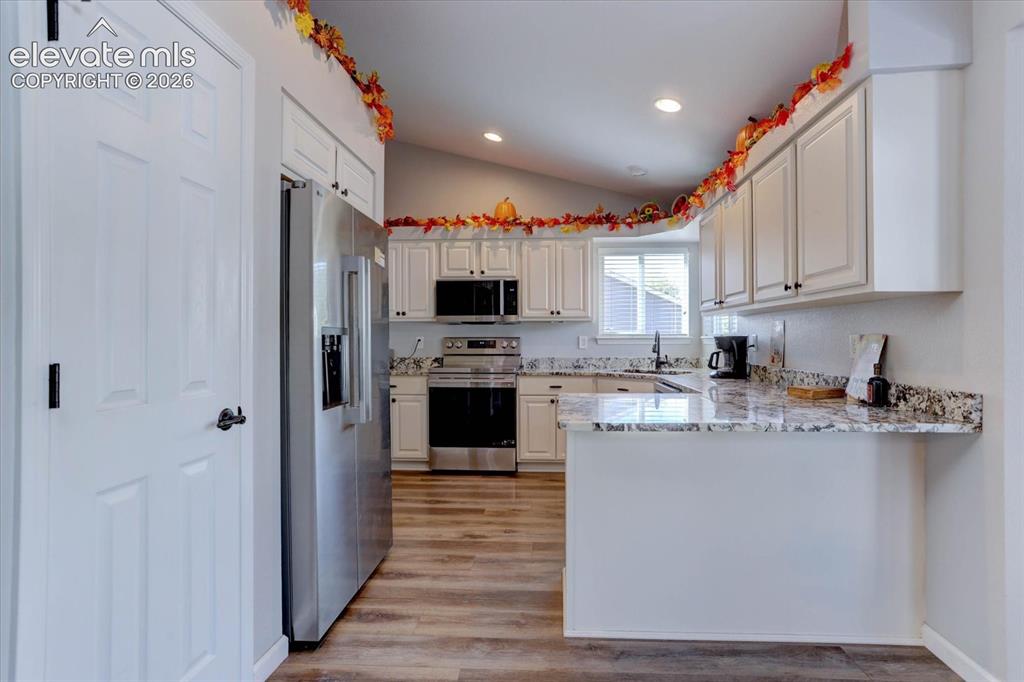 Image 7 of 28: Kitchen