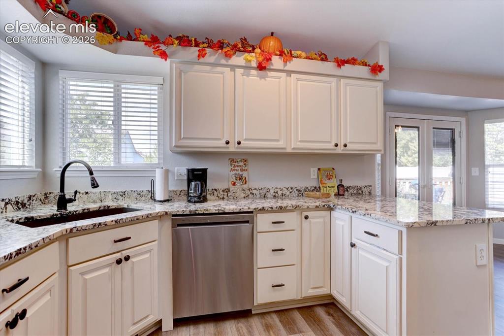 Image 9 of 28: Kitchen