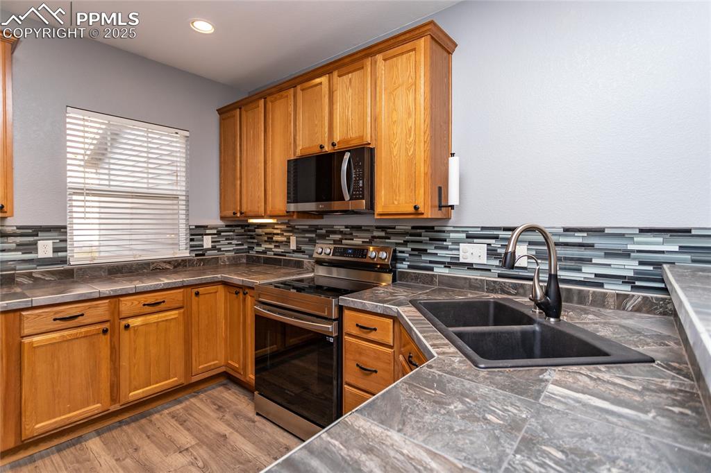 Image 14 of 35: Kitchen