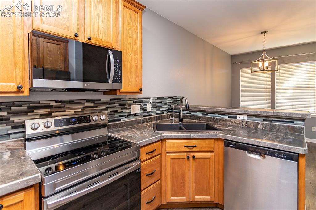 Image 15 of 35: Kitchen