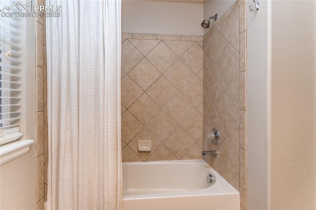 Image 23 of 35: Bathroom