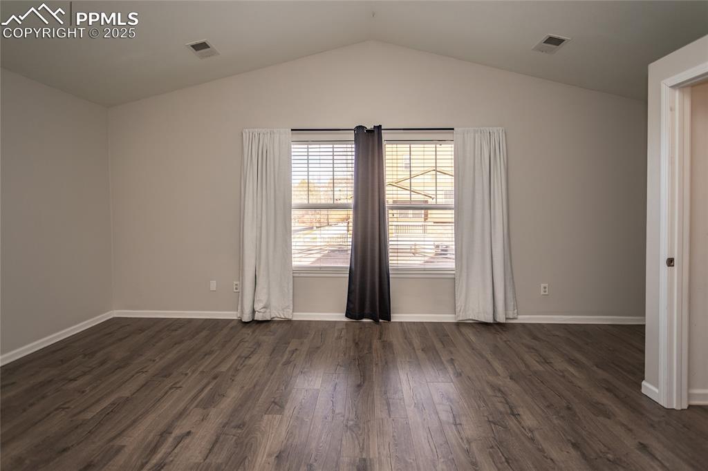 Image 24 of 35: Bedroom