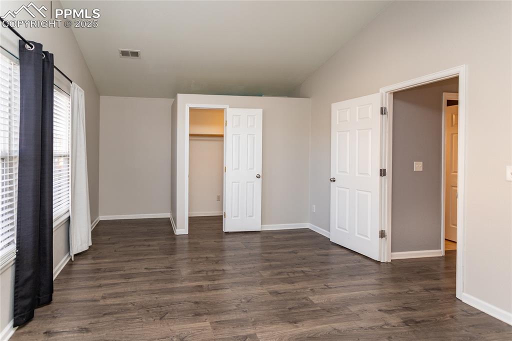 Image 26 of 35: Bedroom