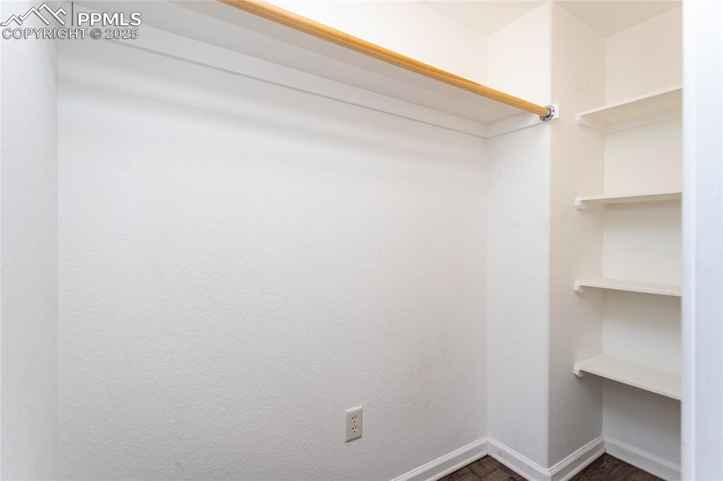 Image 28 of 35: Closet