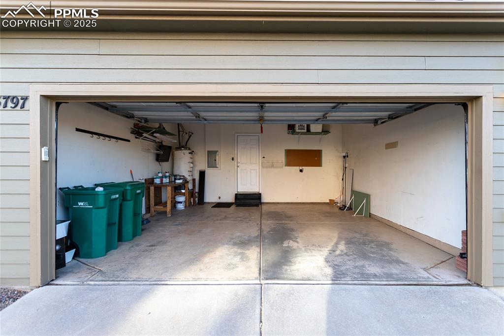 Image 32 of 35: Garage