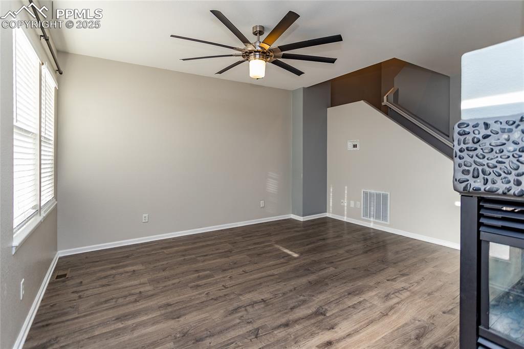 Image 5 of 35: Living Room