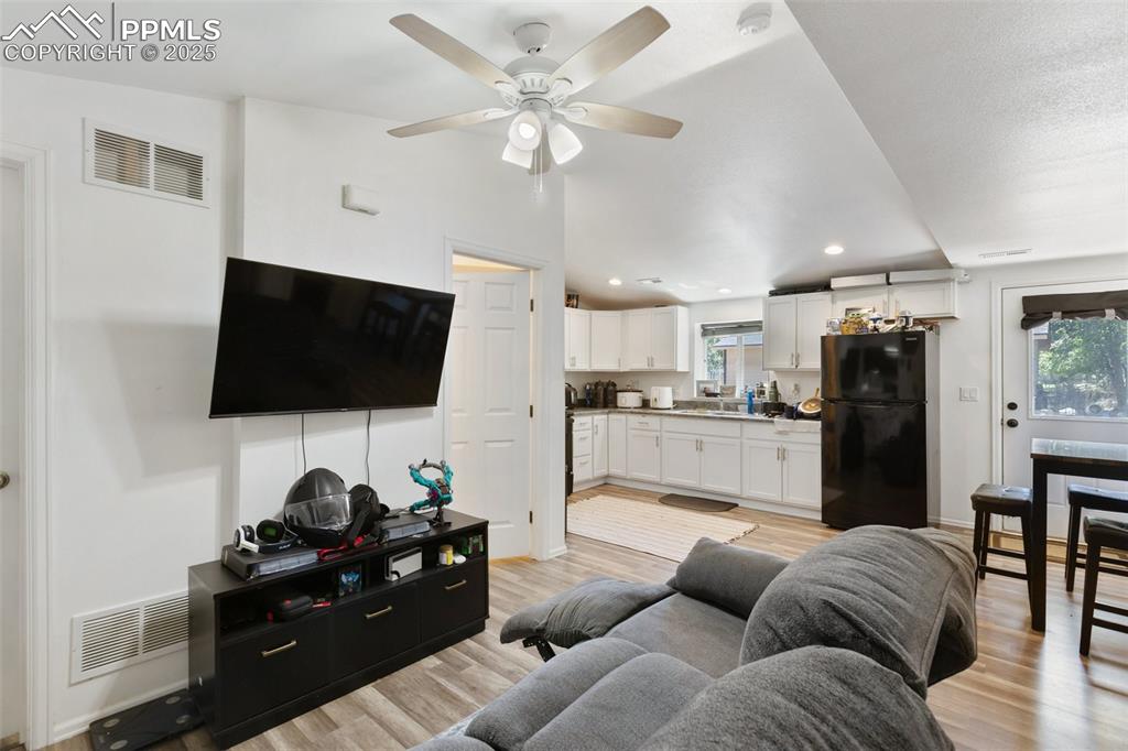 Image 27 of 39: Unit B