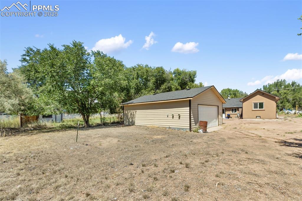 Image 38 of 39: Garage