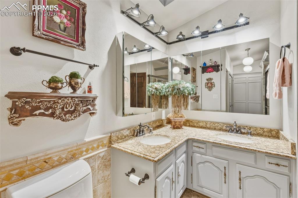 Image 21 of 46: Bathroom