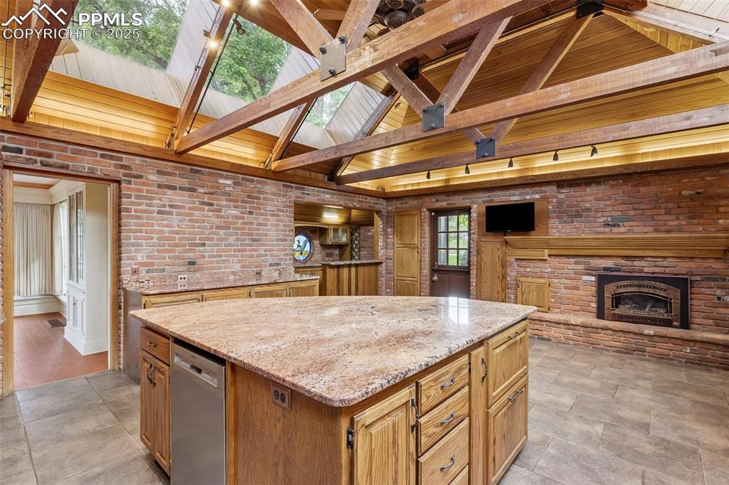 Image 10 of 40: Kitchen