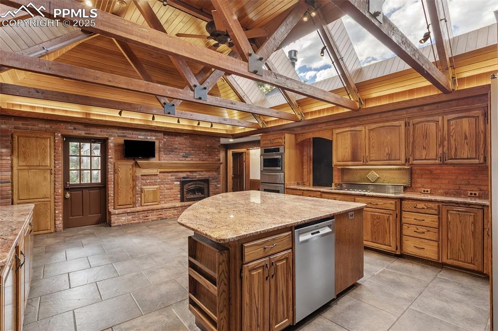 Image 11 of 40: Kitchen