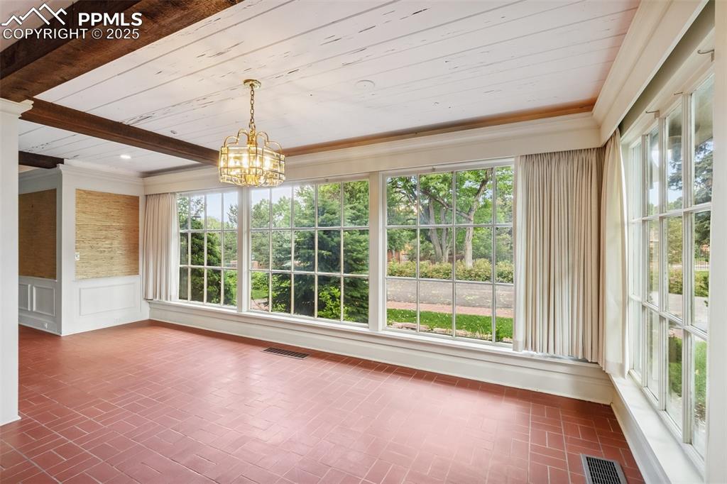 Image 14 of 40: Sun Room