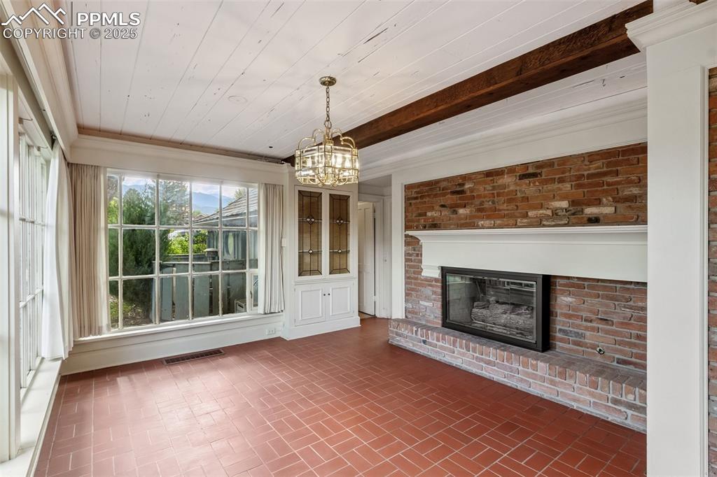 Image 15 of 40: Living Room