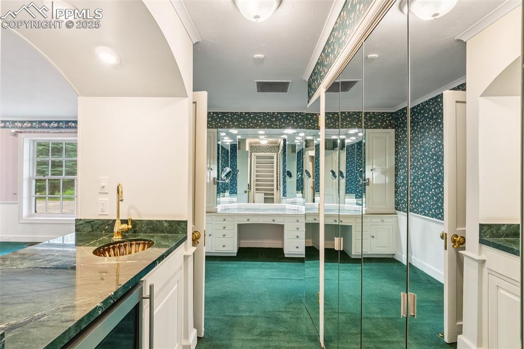 Image 18 of 40: Bathroom