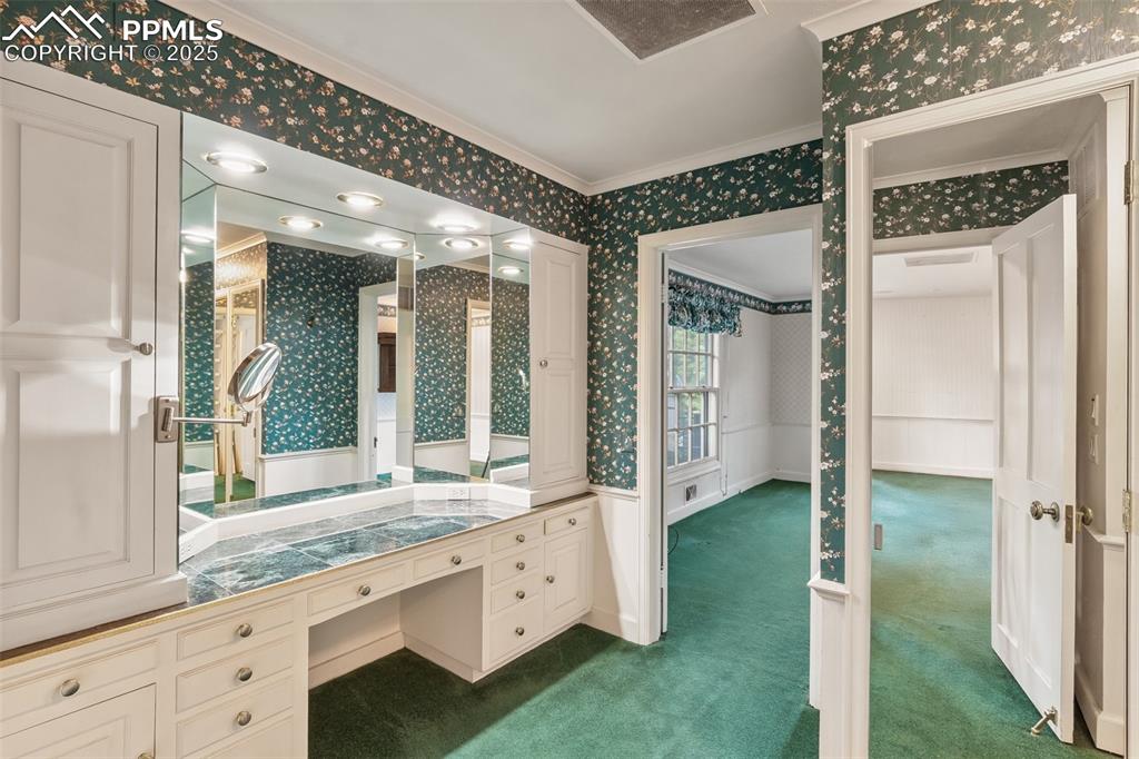 Image 19 of 40: Bathroom