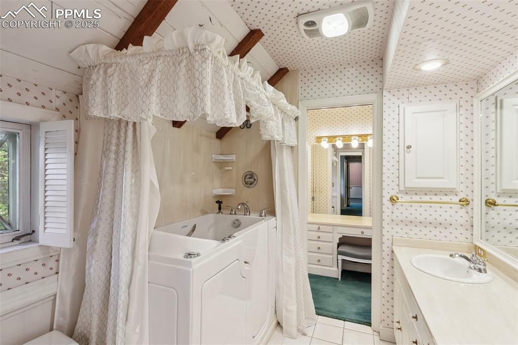 Image 22 of 40: Bathroom