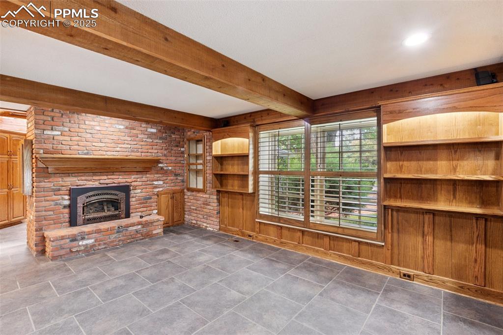 Image 23 of 40: Living Room