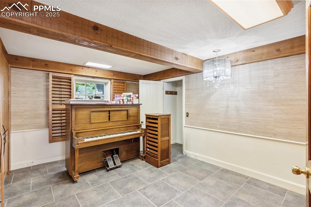 Image 24 of 40: Sitting Room