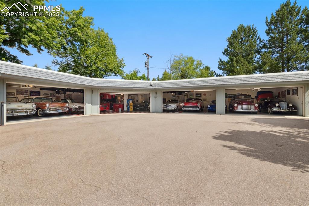 Image 26 of 40: Parking