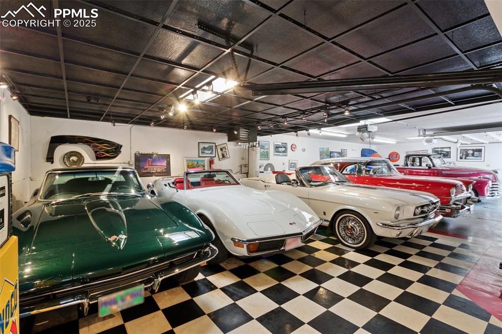 Image 27 of 40: Garage