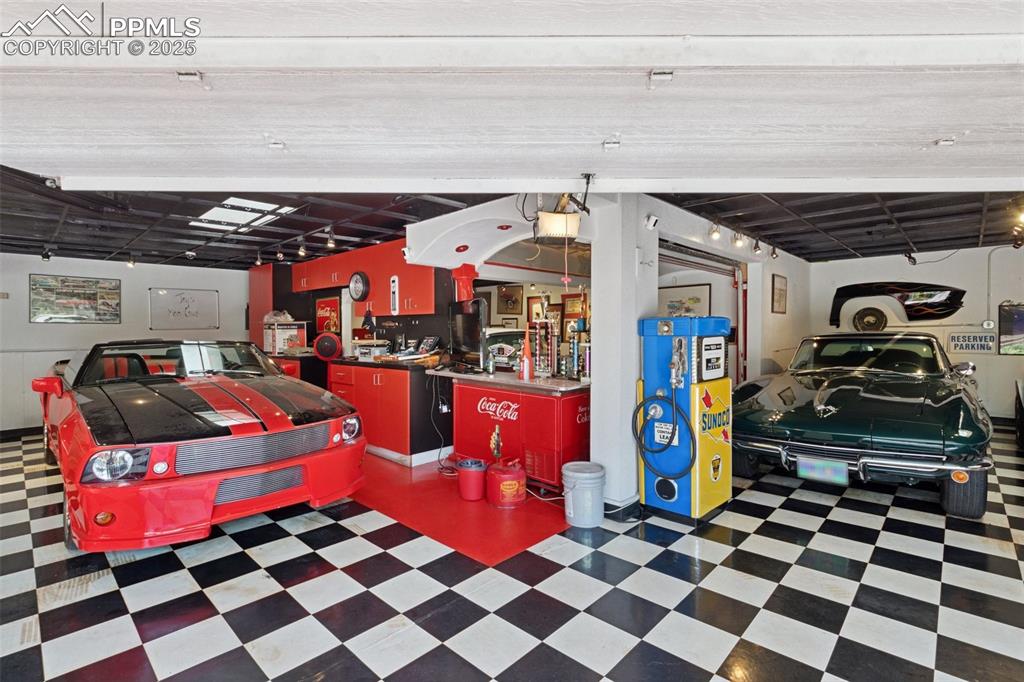 Image 28 of 40: Garage