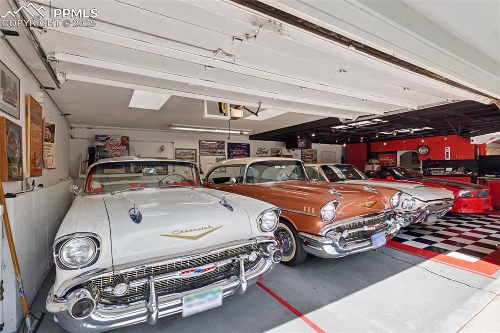 Image 29 of 40: Garage