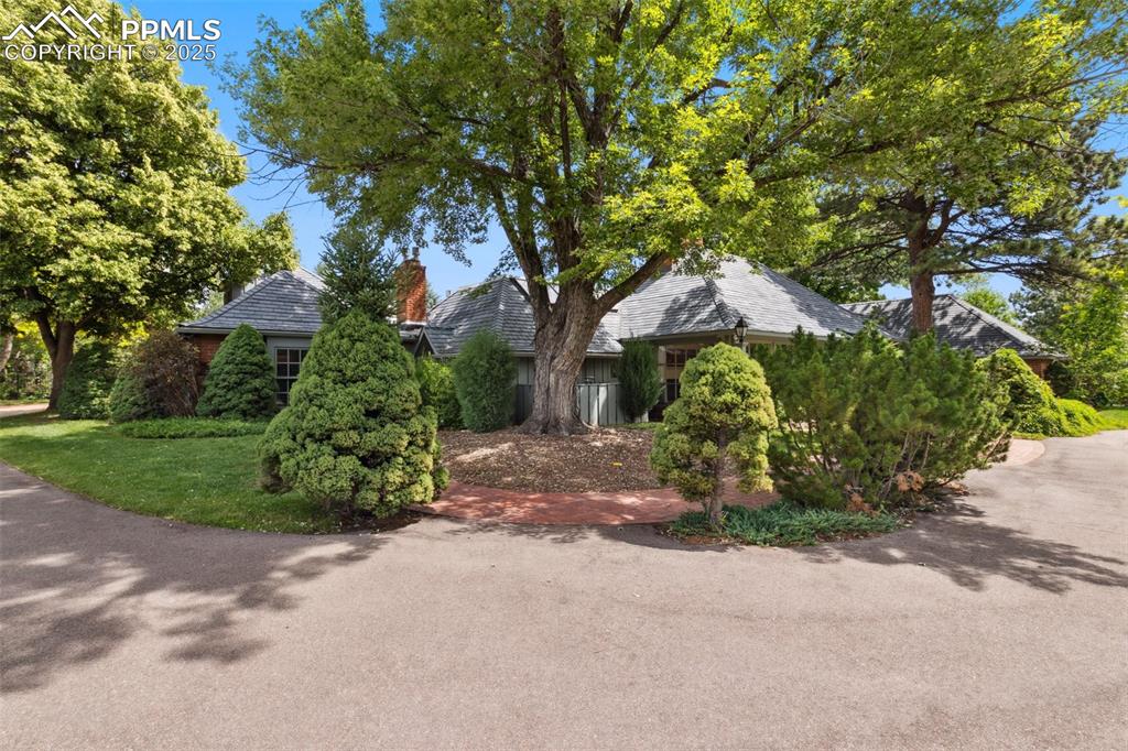 Image 3 of 40: Front of Structure