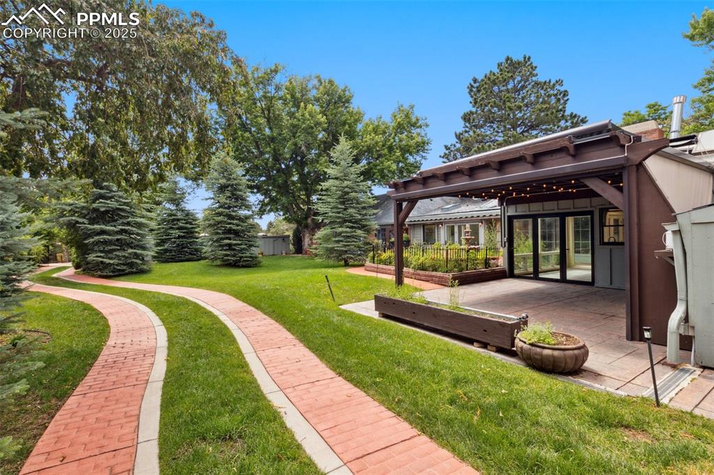 Image 34 of 40: Yard