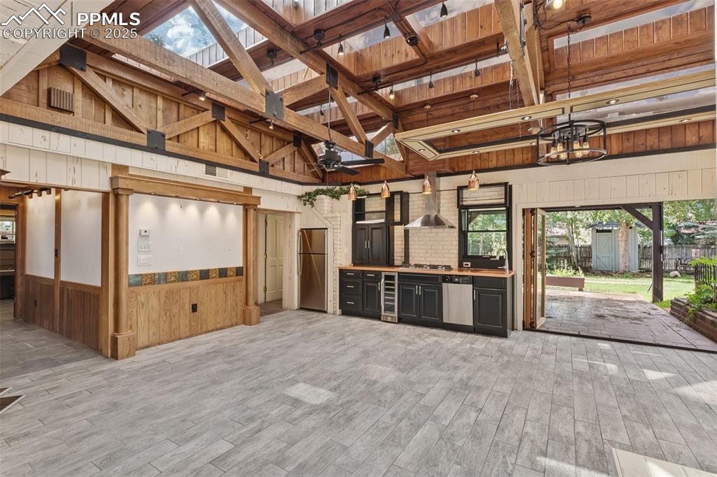 Image 7 of 40: Patio